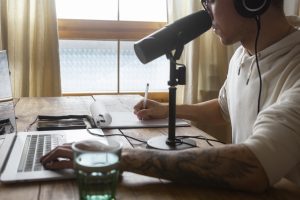 Pessoa criando roteiro de podcast no computador